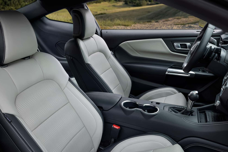 Gói SVT Cobra là bản cập nhật miễn phí qua mạng dành cho tất cả chủ sở hữu Mustang 2024. Thương hiệu cũng đồng thời giới thiệu màu sơn cổ điển từng được ra mắt vào năm 1967 mang tên Brittany Blue và chỉ được dành riêng cho phiên bản Kỷ niệm 60 năm.