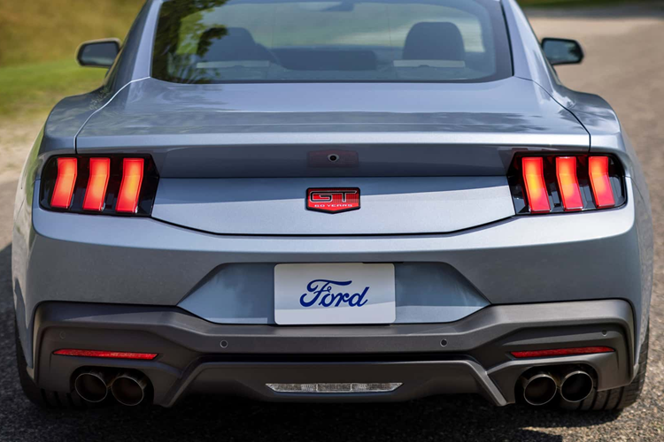 Bằng cách sử dụng màu sắc như thế này, chúng tôi mang đến cho khách hàng một sự nổi bật ngay cả trong số những chủ sở hữu Mustang kỷ niệm 60 năm hiếm hoi.”