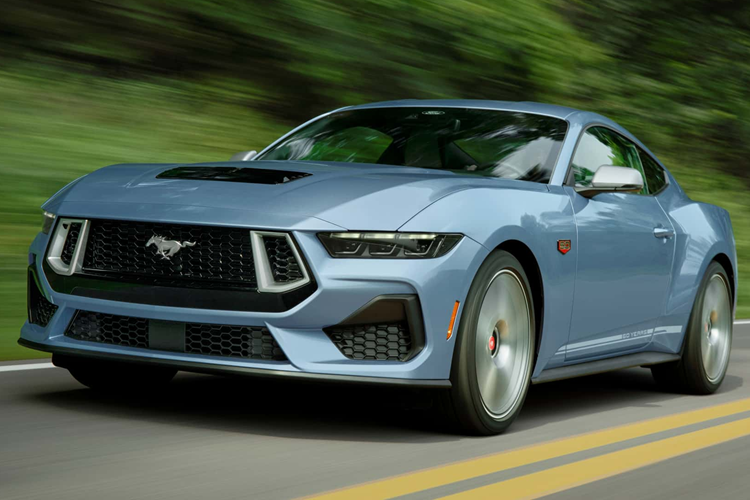 Khi Ford công bố Mustang kỷ niệm 60 năm vào đầu năm nay, mẫu xe đã được bán ra với ba lựa chọn màu sắc. Giờ đây thương hiệu sẽ bán ra thêm cho bản này một tùy chọn đã có màu thứ tư và tất cả chủ sở hữu Ford Mustang 2024 mới sẽ có thể cập nhật thêm giao diện hiển thị đồng hồ kỹ thuật mới với phong cách cổ điển hơn.