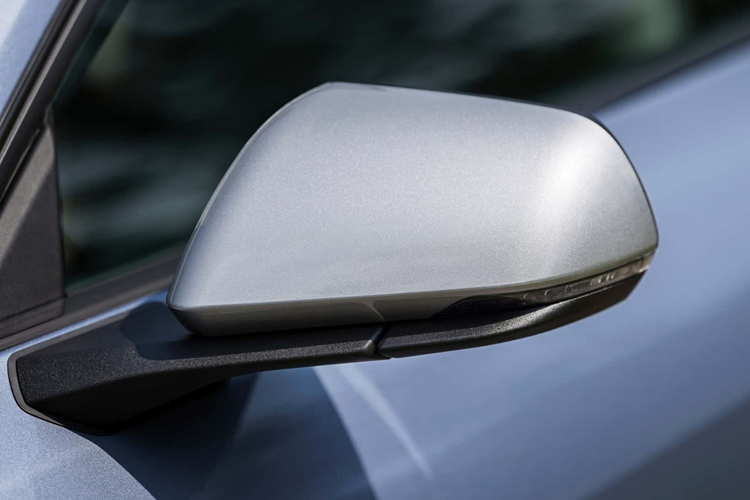 Mức giá xe Ford Mustang 2024 màu sơn này sẽ có giá 65.245 USD, cao hơn khoảng 1.000 Đô so với giá khởi điểm của phiên bản Dark Horse Premium. Hơn nữa, Brittany Blue sẽ chỉ được bán ra với phiên bản mui cứng được trang bị hộp số tự động 10 cấp và gói tùy chọn 401A.