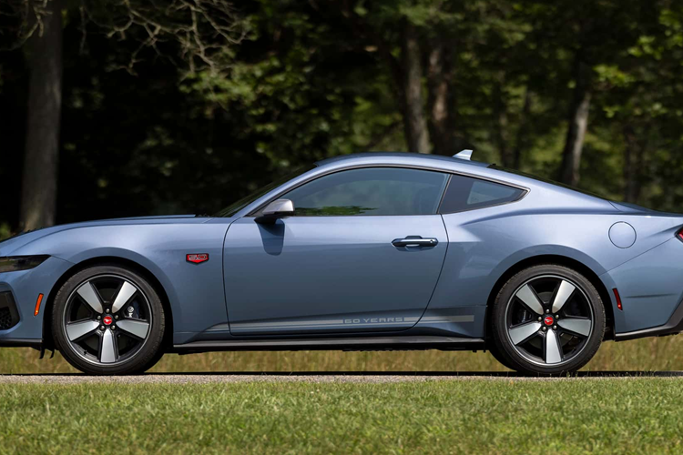 Thiết kế đặc trưng trên xe cơ bắp Ford Mustang 2024 cho những năm đó trên Cobra 1996-1998 sử dụng phông chữ mỏng hơn cho các con số và Cobra 2003-2004 có chữ SVT màu đỏ trên đồng hồ kỹ thuật.