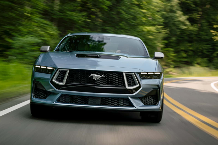 Đối với đồng hồ kỹ thuật, Ford đã tạo kiểu cho giao diện này theo phong cách của các mẫu xe SVT Cobra 1999-2001, nổi bật với mặt màu trắng với các số màu đen đậm chuyển sang màu đen/trắng vào ban đêm.