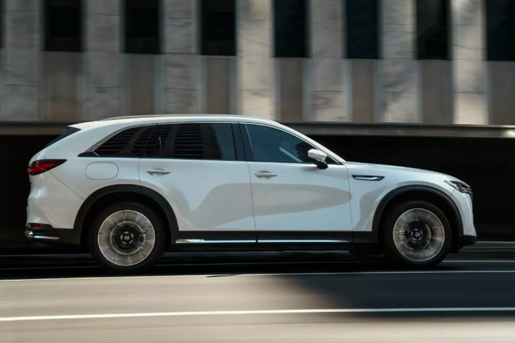 Khách hàng mua phiên bản mới này sẽ được trang bị thêm cốp sau chỉnh điện rảnh tay và cửa sổ trời toàn cảnh.