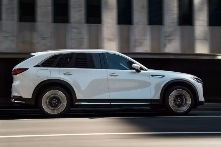 Khách hàng mua phiên bản mới này sẽ được trang bị thêm cốp sau chỉnh điện rảnh tay và cửa sổ trời toàn cảnh.