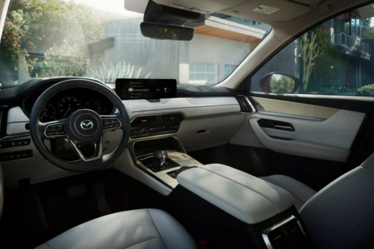 Về nội thất, Mazda CX-90 2024 bản Premium Sport sở hữu không gian nội thất tối giản nhưng cũng rất hiện đại với cụm đồng hồ kỹ thuật số 12,3 inch, hệ thống thông tin giải trí 12,3 inch và hệ thống âm thanh Bose 12 loa. Xe có ghế lái chỉnh điện 8 hướng, màn hình HUD và gương chiếu hậu tự động chống chói tràn viền.