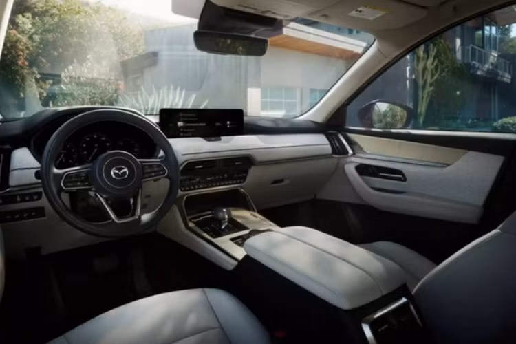 Về nội thất, Mazda CX-90 2024 bản Premium Sport sở hữu không gian nội thất tối giản nhưng cũng rất hiện đại với cụm đồng hồ kỹ thuật số 12,3 inch, hệ thống thông tin giải trí 12,3 inch và hệ thống âm thanh Bose 12 loa. Xe có ghế lái chỉnh điện 8 hướng, màn hình HUD và gương chiếu hậu tự động chống chói tràn viền.