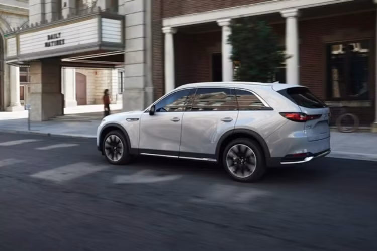 Thứ hai là hệ truyền động hybrid sạc điện với sự kết hợp của động cơ xăng 4 xy-lanh 2.5L hút khí tự nhiên với một mô-tơ điện và bộ pin 17,8 kWh. Hệ thống này sản sinh tổng công suất 323 mã lực và mô-men xoắn 500 Nm, cho phép xe di chuyển quãng đường tối đa 42 km chỉ bằng năng lượng điện.