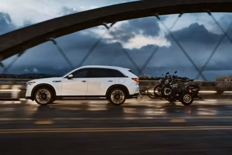 Ngoài việc bổ sung phiên bản Premium Sport mới thì ở lần nâng cấp lần này, CX-90 bản Preferred cũng có khoang cabin được cải tiến với hệ thống thông tin giải trí màn hình 12,3 inch, tích hợp Apple CarPlay và Android Auto không dây. Bản này cũng có thêm bộ sạc điện thoại thông minh không dây, cảm biến đỗ xe trước và sau.