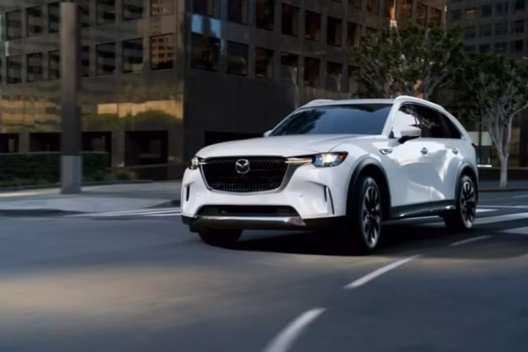 Đáng chú ý, ở lần nâng cấp này, hãng xe Nhật bổ sung phiên bản Mazda CX-90 Premium Sport mới với giá bán khởi điểm từ 46.400 USD (1,171 tỷ đồng) cho bản động cơ xăng và 54.900 USD (1,386 tỷ đồng) cho phiên bản PHEV. Còn lại các phiên bản khác có mức giá vẫn như cũ, từ 37.845 USD (957 triệu đồng).