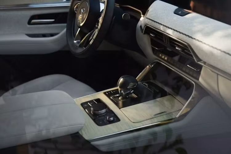 Về trang bị an toàn, bản này còn sở hữu gói hỗ trợ người lái tiên tiến (ADAS) như: hỗ trợ giữ làn đường khẩn cấp, cảnh báo điểm mù, hỗ trợ giữ làn đường, hỗ trợ tránh va chạm trực diện, giảm thiểu va chạm thứ cấp và Cruising &amp; Traffic Support cho phép xe tự tăng tốc, phanh và giữ làn ở tốc độ thấp mà không cần sự can thiệp của người lái.