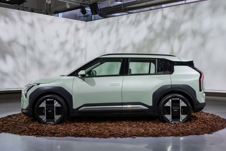 Bên trong khoang cabin của xe sử dụng nhiều chất liệu thân thiện với môi trường như ghế xe được làm từ vi sợi tự nhiên với cấu trúc cực vững chắc trong khi cụm điều khiển trung tâm làm từ rễ nấm đã qua xử lý đặc biệt.