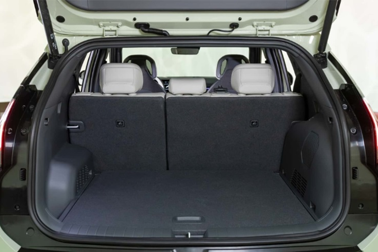 Nhưng cũng có những nét riêng như đèn pha LED thực tiễn hơn, cột bên dày dặn hơn, gương bên truyền thống và cản trước/sau mới. Về nội thất, hãng xe Hàn Quốc vẫn duy trì phong cách thiết kế tinh tế, tối giản trên EV3.