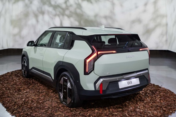 Kia EV3 được phát triển dựa trên khung gầm E-GMP giống các đàn anh EV6 hay EV9, tuy nhiên cấu trúc sạc chỉ là 400V thay vì 800V để tiết kiệm chi phí.