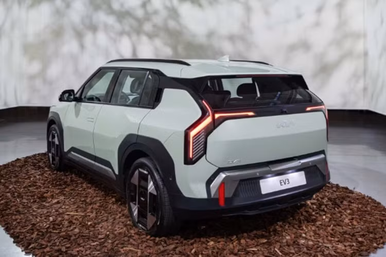 Kia EV3 được phát triển dựa trên khung gầm E-GMP giống các đàn anh EV6 hay EV9, tuy nhiên cấu trúc sạc chỉ là 400V thay vì 800V để tiết kiệm chi phí.