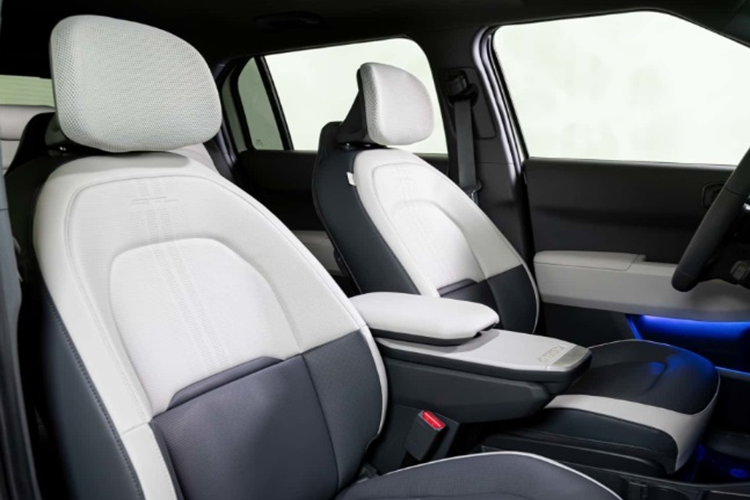 Mẫu xe điện Kia EV3 sở hữu kích thước chiều dài 4.300 mm, rộng 1.850 mm, cao 1.560 mm và dài cơ sở 2.680 mm. Với kích thước này, Kia EV3 được định vị ở phân khúc SUV/CUV cỡ B, cạnh tranh cùng Peugeot e-2008 và Volvo EX30. Xe sở hữu phong cách hiện đại và ấn tượng tương tự đàn anh EV9.