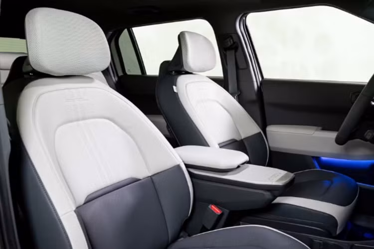 Mẫu xe điện Kia EV3 sở hữu kích thước chiều dài 4.300 mm, rộng 1.850 mm, cao 1.560 mm và dài cơ sở 2.680 mm. Với kích thước này, Kia EV3 được định vị ở phân khúc SUV/CUV cỡ B, cạnh tranh cùng Peugeot e-2008 và Volvo EX30. Xe sở hữu phong cách hiện đại và ấn tượng tương tự đàn anh EV9.