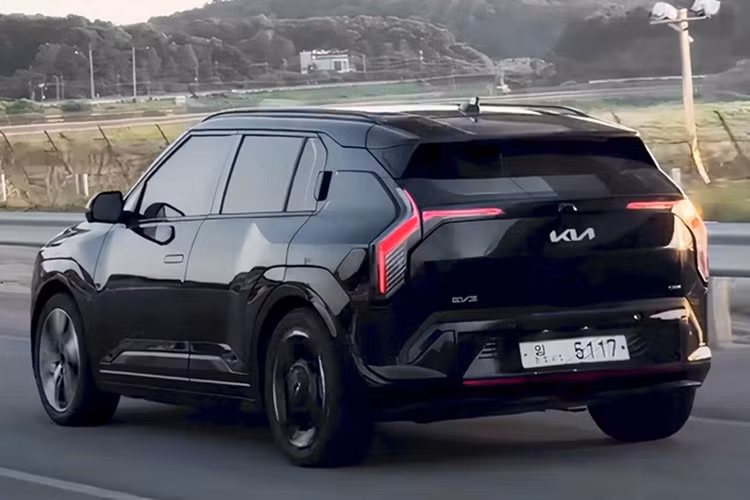 Kia cung cấp cho người dùng hai tùy chọn gói pin. Bản tiêu chuẩn dùng pin 58,3 kWh và bản Long Range dùng pin 81,4 kWh cho phạm vi hoạt động 600 km. Bản gói pin lớn hỗ trợ sạc nhanh DC từ 10% lên 80% chỉ trong 31 phút với bộ sạc 128 kW.
