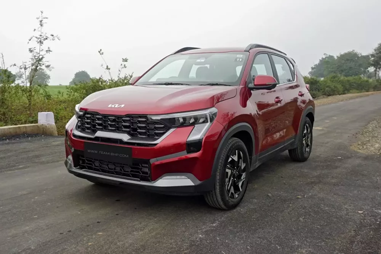 Vào hồi giữa tháng 12/2023, hãng Kia đã chính thức giới thiệu phiên bản nâng cấp giữa vòng đời của dòng xe Sonet ở thị trường Ấn Độ. Sau 1 tháng ra mắt, mẫu SUV hạng A này mới được công bố giá bán.