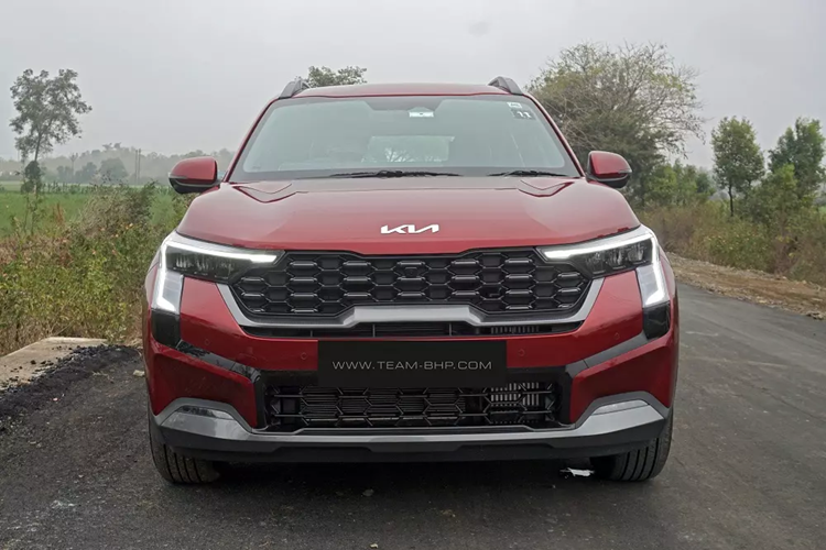 Tại thị trường Ấn Độ, Kia Sonet 2024 mới có tổng cộng 7 phiên bản, bao gồm HTE, HTK, HTK+, HTX, HTX+, GTX+ và X-Line. Giá bán của mẫu xe này dao động từ 799.000 - 1.569.000 Rupee (khoảng 235 - 463 triệu đồng). So với xe đang bán ở Việt Nam với giá từ 519 - 579 triệu đồng, Kia Sonet 2024 tại Ấn Độ rẻ hơn đáng kể.