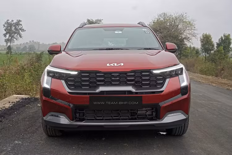 Tại thị trường Ấn Độ, Kia Sonet 2024 mới có tổng cộng 7 phiên bản, bao gồm HTE, HTK, HTK+, HTX, HTX+, GTX+ và X-Line. Giá bán của mẫu xe này dao động từ 799.000 - 1.569.000 Rupee (khoảng 235 - 463 triệu đồng). So với xe đang bán ở Việt Nam với giá từ 519 - 579 triệu đồng, Kia Sonet 2024 tại Ấn Độ rẻ hơn đáng kể.