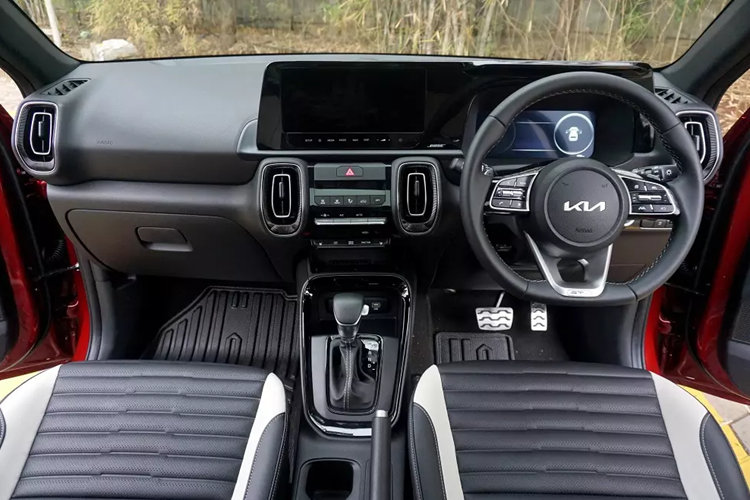 Mẫu xe SUV Kia Sonet 2024 tiếp tục có 3 gói thiết kế ngoại thất là Tech Line, GT Line và X-Line. Kia Sonet Tech Line 2024 sở hữu cản trước/cản sau khác biệt và đèn sương mù trước nằm dọc. Trong khi đó, X-Line sở hữu màu sơn xám nhám Xclusive Matte Graphite dành riêng cho phiên bản này.