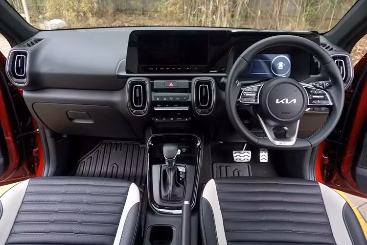 Mẫu xe SUV Kia Sonet 2024 tiếp tục có 3 gói thiết kế ngoại thất là Tech Line, GT Line và X-Line. Kia Sonet Tech Line 2024 sở hữu cản trước/cản sau khác biệt và đèn sương mù trước nằm dọc. Trong khi đó, X-Line sở hữu màu sơn xám nhám Xclusive Matte Graphite dành riêng cho phiên bản này.