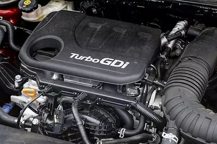 Thứ hai là động cơ xăng 3 xi-lanh, tăng áp, dung tích 1.0L, tạo ra công suất tối đa 120 mã lực. Động cơ kết hợp cùng hộp số sàn không chân côn iMT 6 cấp hoặc hộp số tự động ly hợp kép 7 cấp.