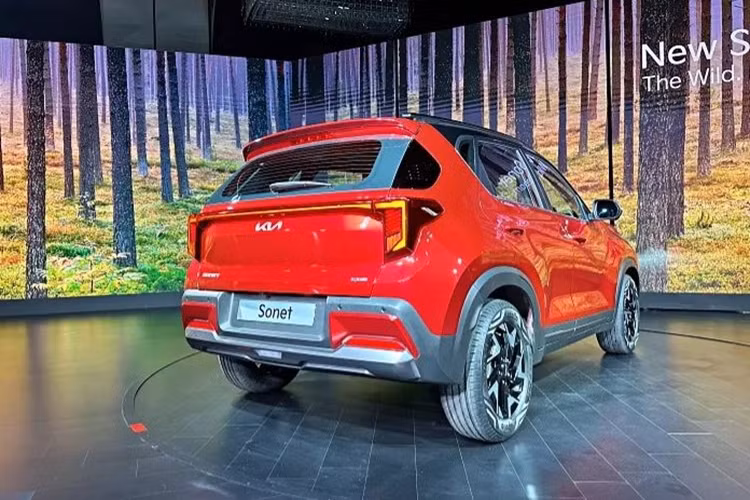 Kia Sonet hiện là mẫu xe bán rất chạy tại Việt Nam. Do đó, sẽ không ngạc nhiên nếu phiên bản mới của mẫu xe này sẽ sớm cập bến Việt Nam để tăng sức cạnh tranh trước Toyota Raize và Hyundai Venue.