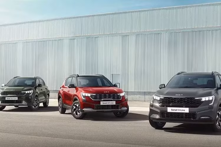 Cuối cùng là động cơ diesel 4 xi-lanh, dung tích 1.5L với công suất tối đa 116 mã lực. Động cơ này đồng hành với hộp số sàn không chân côn iMT 6 cấp, hộp số sàn 6 cấp hoặc hộp số tự động 6 cấp. Như vậy, Kia Sonet 2024 đã đưa phiên bản máy dầu số sàn trở lại thị trường Ấn Độ.