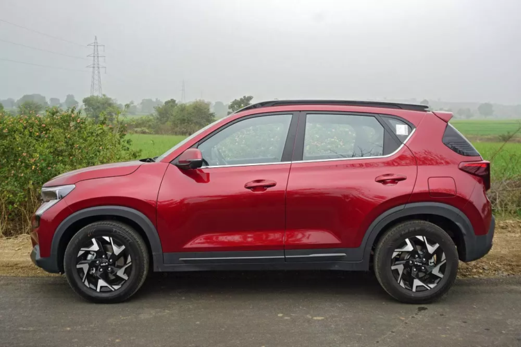 Ở phiên bản mới, mẫu SUV hạng A này đã được cải tiến cả về thiết kế lẫn trang bị tiện nghi và an toàn. Cụ thể, xe được bổ sung những chi tiết thiết kế ngoại thất mới như lưới tản nhiệt "mũi hổ", đèn pha LED, dải đèn LED định vị ban ngày, cản trước/sau, đèn hậu và vành la-zăng. Tùy theo phiên bản, xe sẽ dùng vành 15 inch hoặc 16 inch.