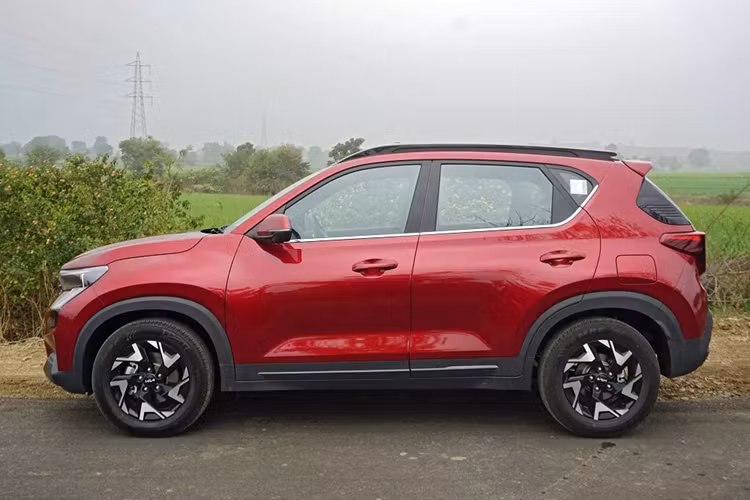 Ở phiên bản mới, mẫu SUV hạng A này đã được cải tiến cả về thiết kế lẫn trang bị tiện nghi và an toàn. Cụ thể, xe được bổ sung những chi tiết thiết kế ngoại thất mới như lưới tản nhiệt "mũi hổ", đèn pha LED, dải đèn LED định vị ban ngày, cản trước/sau, đèn hậu và vành la-zăng. Tùy theo phiên bản, xe sẽ dùng vành 15 inch hoặc 16 inch.