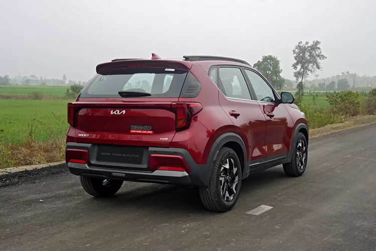 Cụ thể, xe sở hữu bảng đồng hồ kỹ thuật số 10,25 inch và màn hình để hiển thị thông tin của hệ thống điều hòa mới. Bên cạnh đó là những chi tiết mới khác như 2 dãy phím cơ học dùng để chỉnh điều hòa, hệ thống kiểm soát lực bám và chọn chế độ lái. Chất liệu bọc ghế mới và tính năng làm mát dành cho hàng ghế trước cũng được bổ sung cho xe.