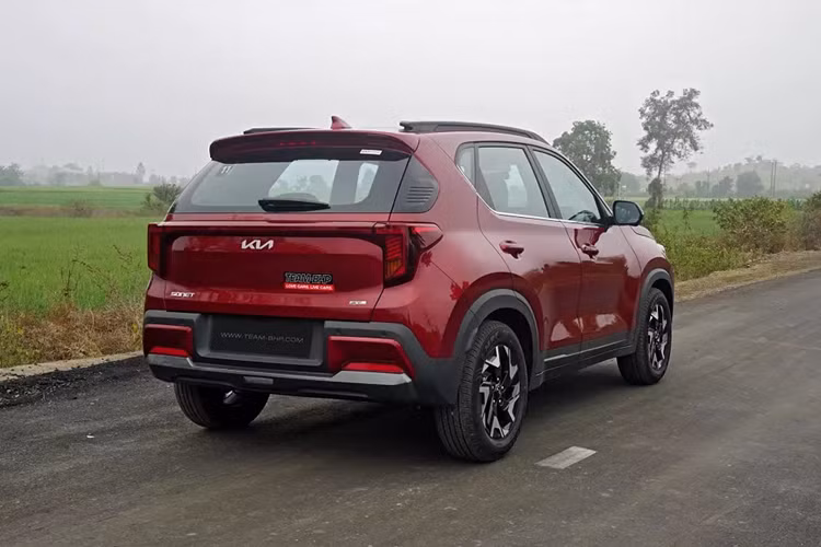 Cụ thể, xe sở hữu bảng đồng hồ kỹ thuật số 10,25 inch và màn hình để hiển thị thông tin của hệ thống điều hòa mới. Bên cạnh đó là những chi tiết mới khác như 2 dãy phím cơ học dùng để chỉnh điều hòa, hệ thống kiểm soát lực bám và chọn chế độ lái. Chất liệu bọc ghế mới và tính năng làm mát dành cho hàng ghế trước cũng được bổ sung cho xe.