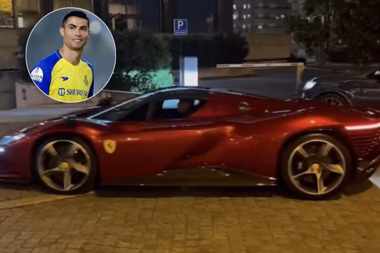 Việc Cristiano Ronaldo tậu Ferrari Daytona SP3, đồng nghĩa siêu sao bóng đá người Bồ Đào Nha vừa bổ sung một chiếc Ferrari phiên bản giới hạn vào bộ sưu tập siêu xe của mình.