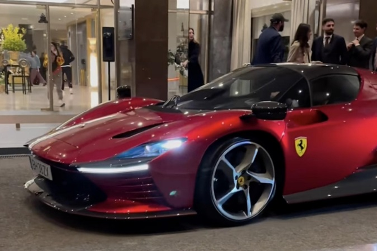 Cung cấp sức mạnh cho Ferrari Daytona SP3 của Cristiano Ronaldo là động cơ V12, dung tích 6.5L hút khí tự nhiên có tên mã F140HC sản sinh công suất lên đến 829 mã lực và 697 Nm mô-men xoắn.