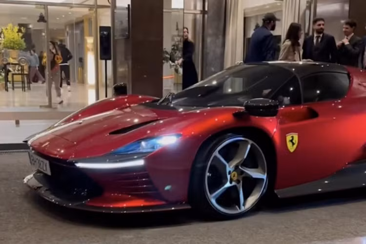 Cung cấp sức mạnh cho Ferrari Daytona SP3 của Cristiano Ronaldo là động cơ V12, dung tích 6.5L hút khí tự nhiên có tên mã F140HC sản sinh công suất lên đến 829 mã lực và 697 Nm mô-men xoắn.