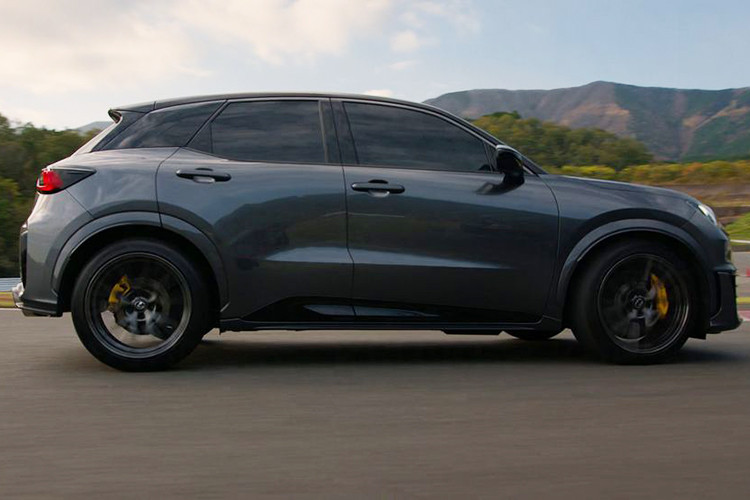 Xe có lớp sơn Sonic Chrome, đi kèm với các chi tiết tương phản màu đen. Màu vàng đặc trưng xuất hiện trên viền lưới tản nhiệt và kẹp phanh, trong khi biểu tượng ‘Morizo RR’ đánh dấu sự đặc biệt của mẫu concept này.