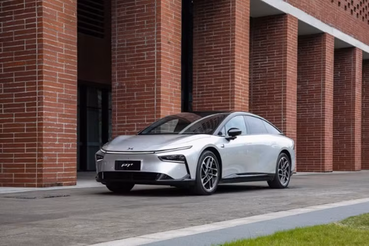  EREV của Xpeng là viết tắt của Extended Range Electric Vehicle (xe điện có phạm vi mở rộng). Dòng xe này sử dụng pin để chạy động cơ như BEV, nhưng được trang bị thêm một động cơ đốt trong nhỏ, có tác dụng như một máy phát điện sạc trực tiếp cho pin, từ đó mở rộng phạm vi hoạt động cho xe.