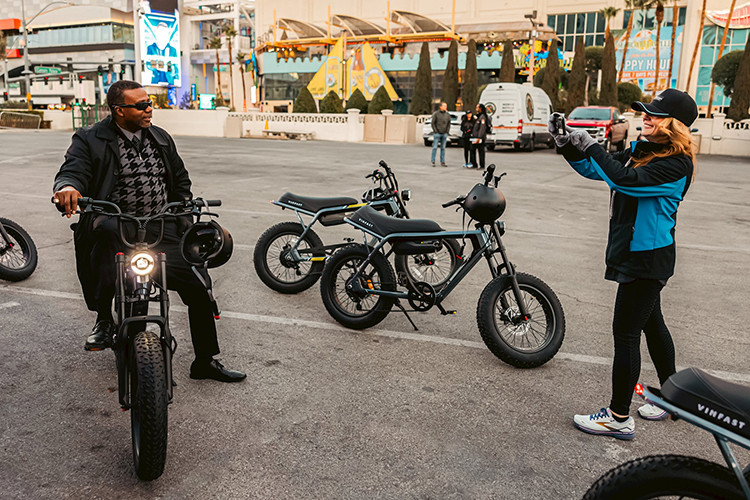 Ông David Duncan, Phó TGĐ Kinh doanh và Marketing, VinFast Mỹ cho biết: “Sự kiện mở bán VinFast VFDrgnFly khẳng định cam kết của chúng tôi trong việc đưa giao thông điện hóa đến gần hơn với mọi người, mọi nhà. Với lựa chọn di chuyển bền vững, thông minh và cá tính, chúng tôi mong muốn đáp ứng nhu cầu mạnh mẽ và đồng hành cùng người tiêu dùng trong cuộc cách mạng giao thông xanh đang tăng tốc trên toàn cầu, hướng tới cuộc sống lành mạnh và tươi đẹp hơn”.