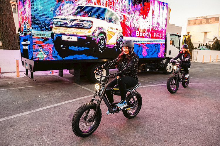 Trong năm 2024, bên cạnh các thị trường trọng điểm như Mỹ, Canada và châu Âu, VinFast đang mạnh mẽ tiến ra những quốc gia láng giềng trong khu vực châu Á với mạng lưới bán hàng mở rộng sang Indonesia, Thái Lan, Philippines cùng khu vực Trung Đông và châu Phi. Với mục tiêu nâng cao năng lực sản xuất toàn cầu, ngoài Việt Nam, VinFast cũng xúc tiến xây dựng nhà máy sản xuất xe điện ở Mỹ, Ấn Độ và sẽ xây nhà máy tại Indonesia.