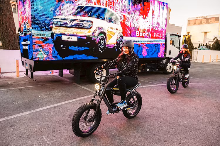 Trong năm 2024, bên cạnh các thị trường trọng điểm như Mỹ, Canada và châu Âu, VinFast đang mạnh mẽ tiến ra những quốc gia láng giềng trong khu vực châu Á với mạng lưới bán hàng mở rộng sang Indonesia, Thái Lan, Philippines cùng khu vực Trung Đông và châu Phi. Với mục tiêu nâng cao năng lực sản xuất toàn cầu, ngoài Việt Nam, VinFast cũng xúc tiến xây dựng nhà máy sản xuất xe điện ở Mỹ, Ấn Độ và sẽ xây nhà máy tại Indonesia.