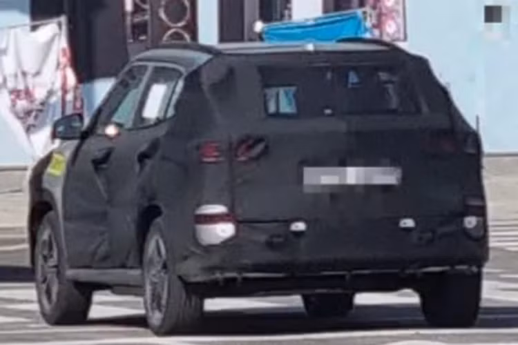 Xe có cụm LED ban ngày được chuyển lên phía trên sát nắp capo và được nối liền hai bên thay cho loại tích hợp vào lưới tản nhiệt như xe đang bán tại Việt Nam. Phía đuôi xe là cụm đèn hậu LED cũng được trải dài sang hai bên giống đầu xe.