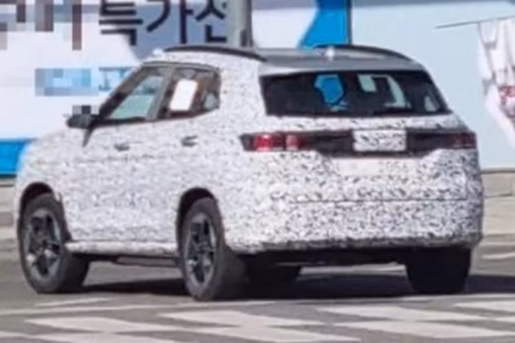 Về nội thất, khả năng cao Hyundai Creta EV sẽ được bê nguyên từ Creta bản facelift mới ra mắt. Theo đó, xe sẽ sở hữu hai màn hình 10,25 inch đặt cạnh nhau trên táp-lô đi cùng hệ thống đèn nền nội thất đa màu.