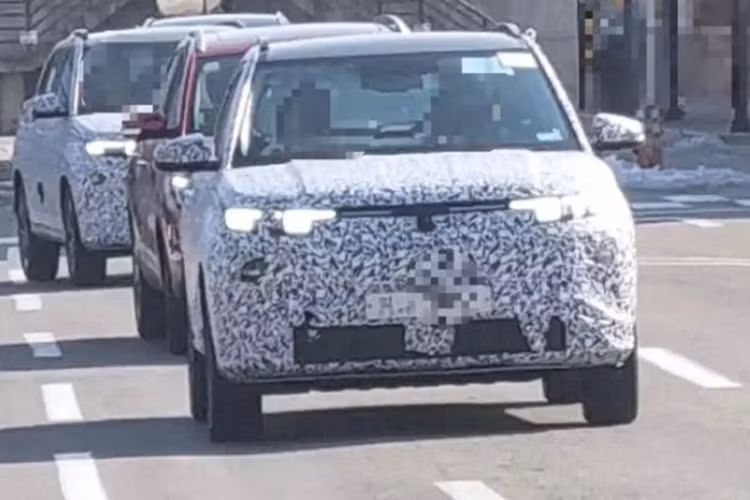 Dù được che chắn kín mít nhưng nhiều người vẫn có thể nhận thấy đầu xe Hyundai Creta EV chạy điện có lưới tản nhiệt mới vuông vức đi cùng hốc gió trung tâm bên dưới cũng sử dụng giao diện chữ nhật đơn giản.