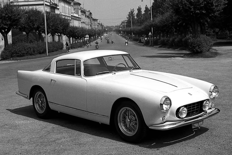 Theo phong cách Ferrari truyền thống, 250 GT Coupé cũng có nhiều biến thể độc quyền bao gồm các phiên bản đua hạng nhẹ và những chiếc xe được sản xuất riêng biệt chẳng hạn như chiếc 250 GT thân xe Vignale được đặt hàng cho một công chúa Bỉ và một mẫu xe độc quyền được sản xuất cho Vua Maroc.