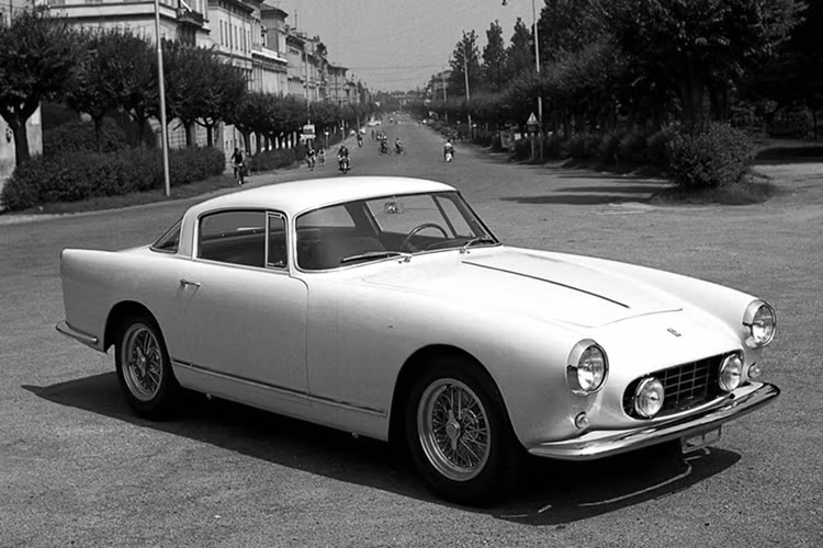 Theo phong cách Ferrari truyền thống, 250 GT Coupé cũng có nhiều biến thể độc quyền bao gồm các phiên bản đua hạng nhẹ và những chiếc xe được sản xuất riêng biệt chẳng hạn như chiếc 250 GT thân xe Vignale được đặt hàng cho một công chúa Bỉ và một mẫu xe độc quyền được sản xuất cho Vua Maroc.