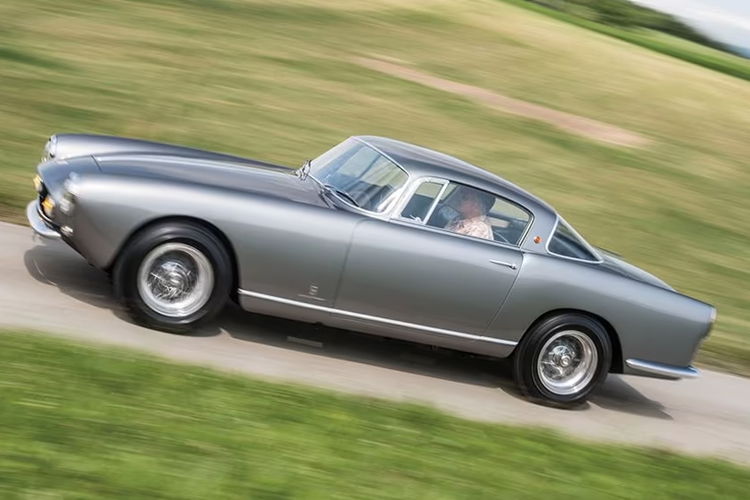 Vì vậy, siêu xe Ferrari 250 GT Coupé được thiết kế để trở thành một chiếc xe thương mại chạy trên đường phố và nhắm đến những khách hàng giàu có muốn có một chiếc xe GT hoành tráng có thể sử dụng hàng ngày.