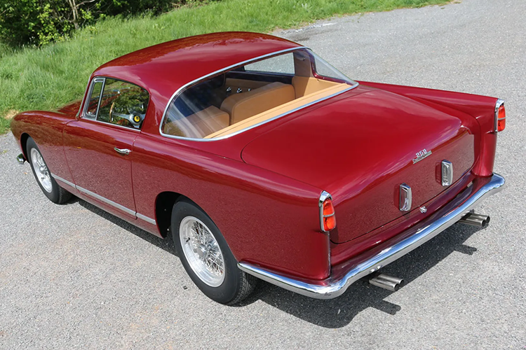 Những chiếc xe đầu tiên được lắp ráp bởi Pininfarina nhưng khi hãng này nhận thấy mình không thể đáp ứng nhu cầu cho chiếc 250 GT mới, việc sản xuất đã được ký hợp đồng phụ với Carrozzeria Boano do cựu nhà thiết kế Pininfarina Mario Boano thành lập.