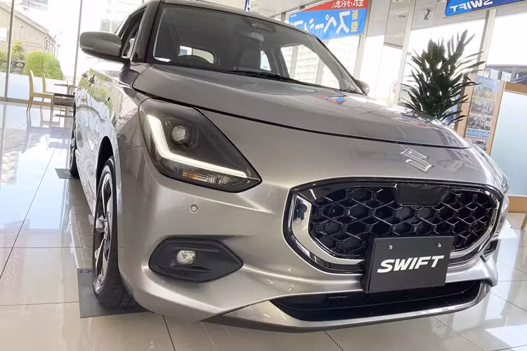 Swift hiện là mẫu xe bán rất chạy của liên doanh Maruti Suzuki tại Ấn Độ với doanh số trung bình khoảng 18.000 xe/tháng. Do đó, không có gì bất ngờ khi liên doanh này nhanh chóng muốn đưa Suzuki Swift 2024 lên dây chuyền sản xuất tại nhà máy Hansalpur ở bang Gujarat, Ấn Độ.