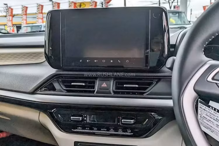 Điểm nhấn của mẫu xe hạng B này có lẽ nằm ở trang bị an toàn. Theo đó, tại thị trường Nhật Bản, xe đã có gói tính năng an toàn chủ động Suzuki Safety Support với hệ thống kiểm soát hành trình thích ứng, hỗ trợ giữ làn đường, cảnh báo điểm mù, cảnh báo phương tiện cắt ngang khi lùi, kiểm soát chân ga khi tiến/lùi và đèn pha tự động thích ứng.